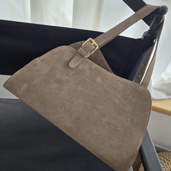 Šiuolaikiška rudos zomšos rankinė su auksine sagtimi