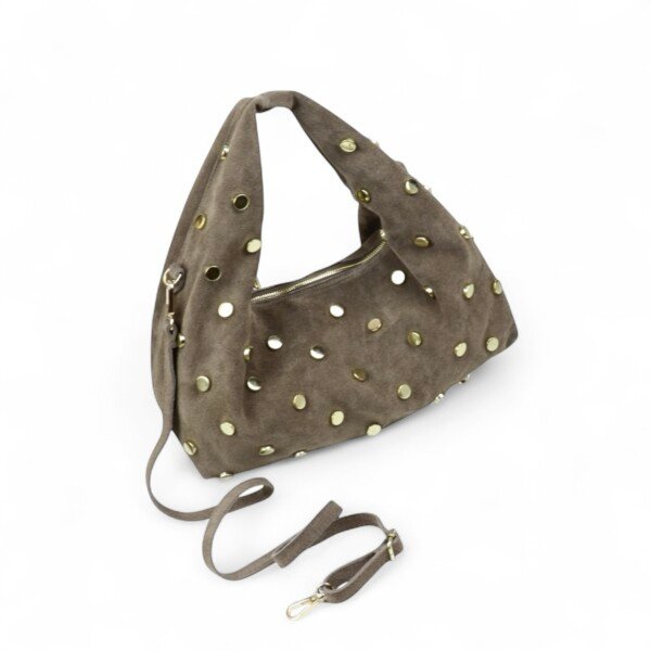 Pilkos spalvos zomšinė moteriška rankinė „Mia“ su auksinėmis kniedėmis ir ilgu dirželiu.