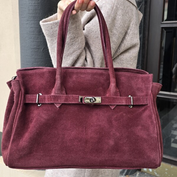 Verstos odos rankinė „Orabella“ su apsauginiu dugnu ir tamsaus sidabro detalėmis.