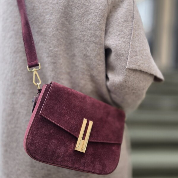 Elegantiška bordo versto odos rankinė „Lucia Mini“ su auksinėmis detalėmis – itališka prabanga iš „Terdeco“ kolekcijos