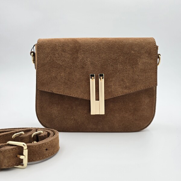 Natūralios verstos odos rankinė per petį „Lucia mini“, camel atspalvio, su aukso spalvos metaline sagtimi ir reguliuojamu dirželiu – elegantiška itališka rankinė moterims.