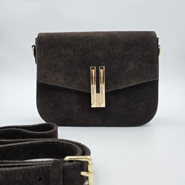 Tamsiai rudos zomšos moteriška rankinė su auksinės spalvos sagtimi ir reguliuojamu dirželiu