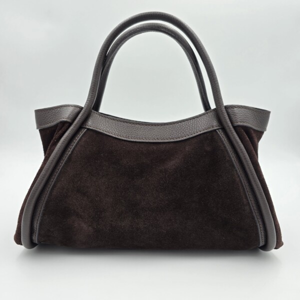 „Natūralios verstos odos rankinė „Allegra“ espresso kavos atspalvio, su sidabro spalvos detalėmis, dviem rankenėlėmis ir nuimamu skyreliu-mini rankine.