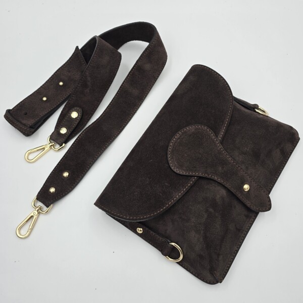 Tamsiai ruda, šokolado atspalvio versta odinė rankinė–delninė su auksinėmis detalėmis ir nusegamu dirželiu