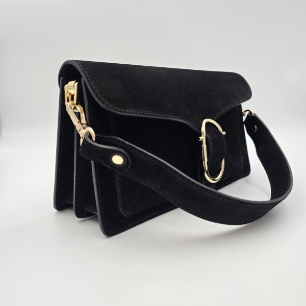 uoda prabangi versta odinė rankinė su aukso spalvos detalėmis, dviem dirželiais ir patogiu vidaus išplanavimu – elegantiška itališko stiliaus rankinė iš natūralios odos, tinkanti kasdienai ir vakarui.