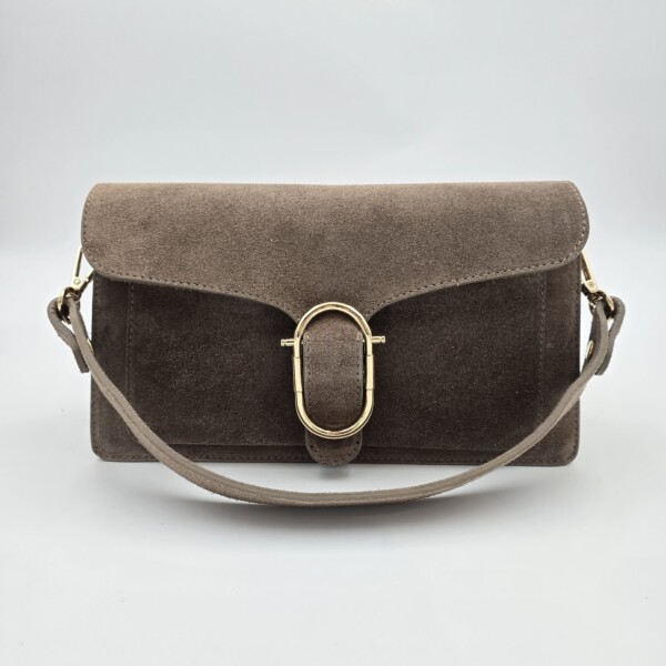 Moka atspalvio versta odinė rankinė su aukso spalvos detalėmis, dviem dirželiais ir patogiu vidaus išplanavimu – elegantiška itališko stiliaus rankinė iš natūralios odos, tinkanti kasdienai ir vakarui.