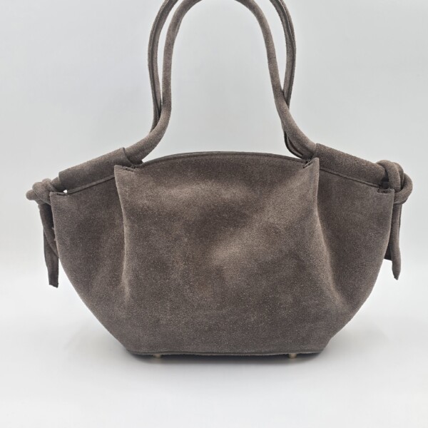 Moka atspalvio verstos natūralios odos rankinė, pasižyminti autentišku itališku stiliumi ir aukšta odos kokybe – versta oda sukuria jaukų, bet tuo pačiu prabangų efektą.