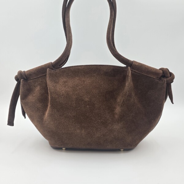 Rudos verstos natūralios odos rankinė be metalo detalių, su dviem reguliuojamomis rankenėlėmis ir mazgeliais, plačiu dugnu ir jaukiu itališko rankų darbo dizainu.