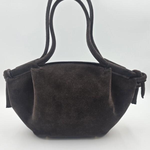 Tamsiai rudos šokolado atspalvio verstos odos rankinė iš natūralios odos, be metalo detalių, su dviem reguliuojamomis rankenėlėmis ir plačiu dugnu – jaukaus itališko dizaino rankų darbo rankinė.