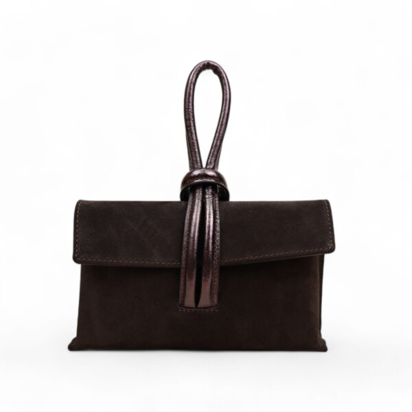 Mini rankinė „Arlena“, verstos odos, espreso kavos atspalvio, su elegantišku mazgo akcentu ir ilgu reguliuojamu dirželiu.