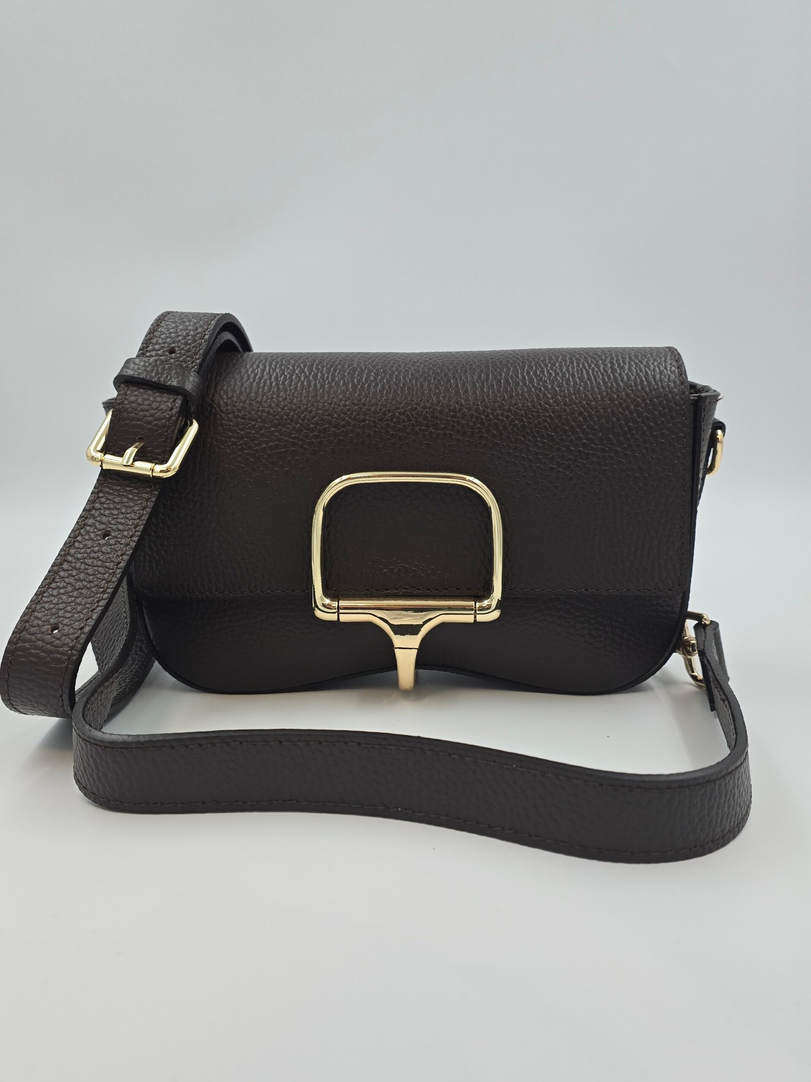 natūralios odos moteriška rankinė su aukso spalvos sagtimi ir raudonu pamušalu