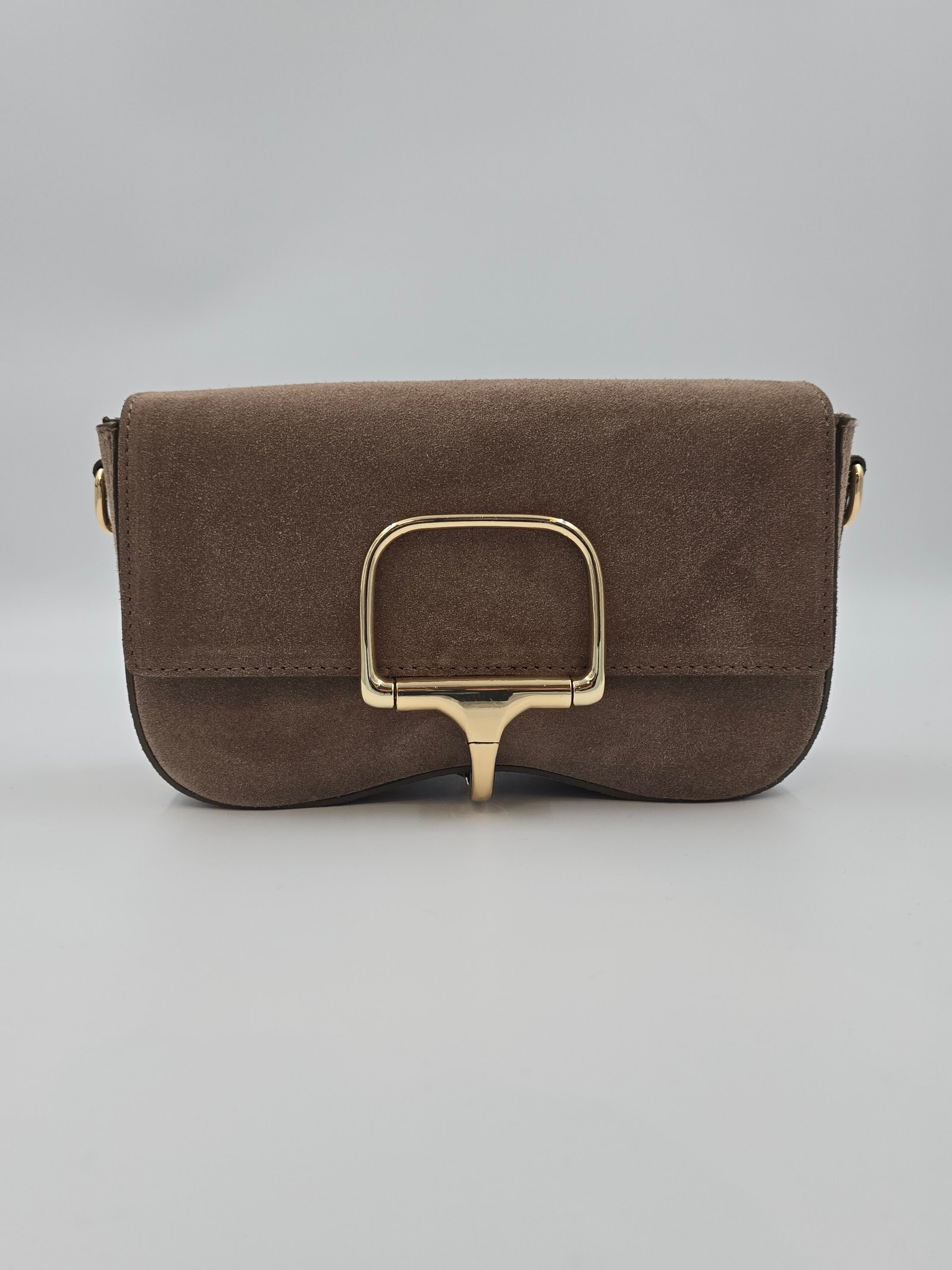 natūralios verstos odos rankinė su aukso spalvos sagtimi