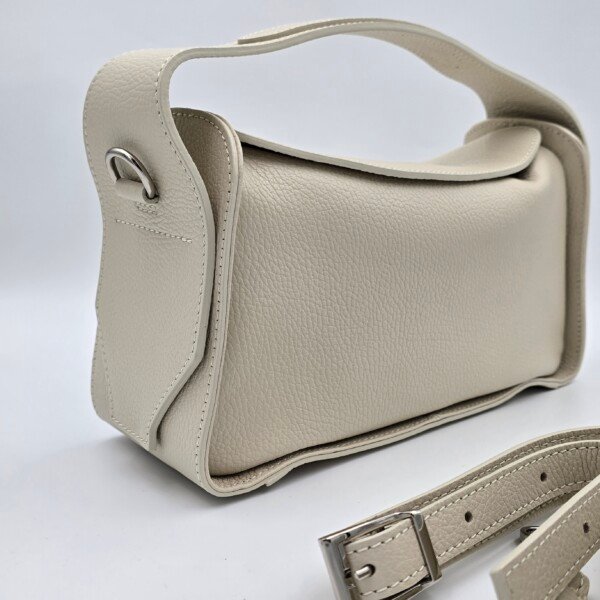 Natūralios odos rankinė Giulia kreminė su sidabro detalėmis – elegantiška, kompaktiška ir lengvai derinama kasdienai bei progoms