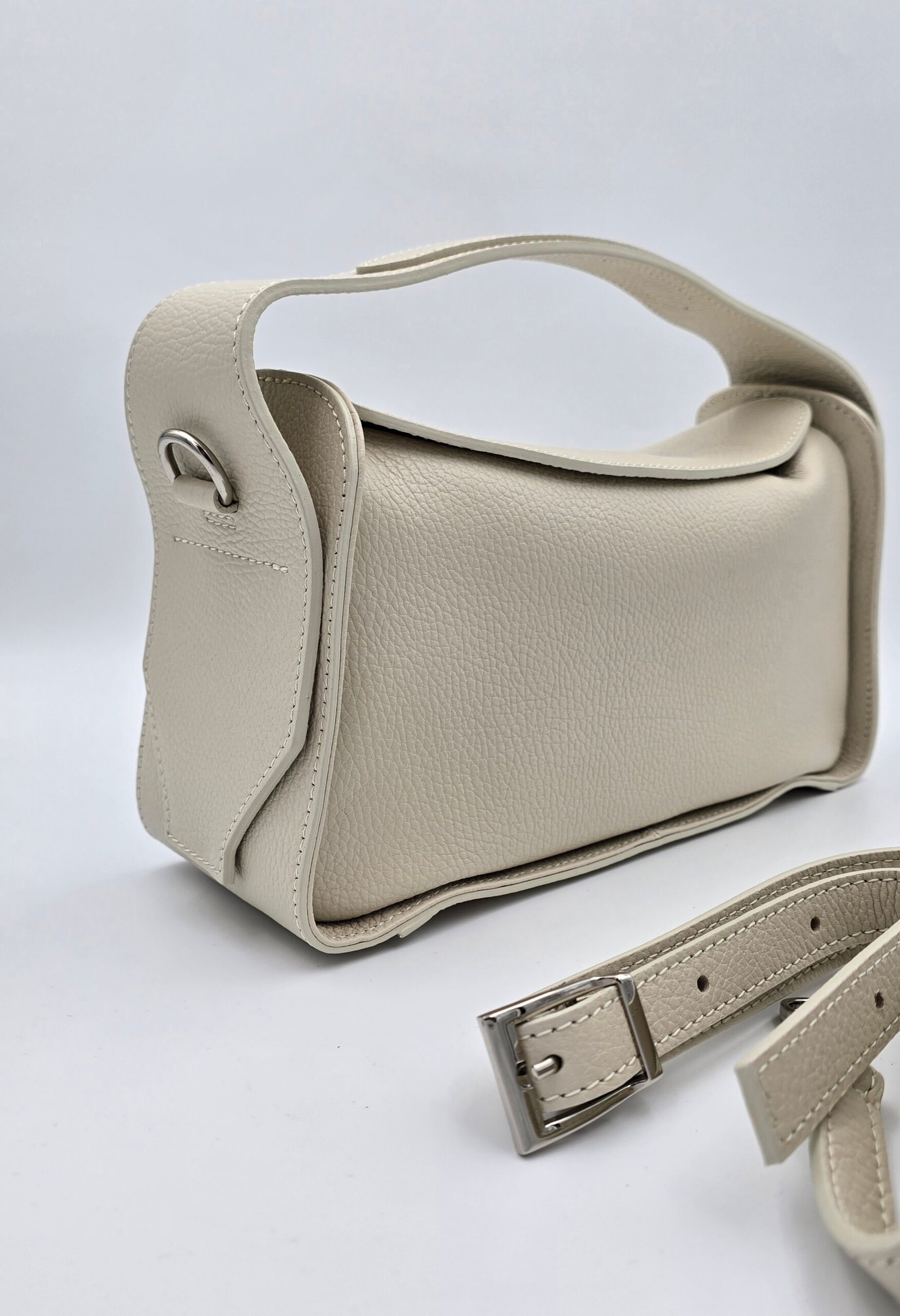 Natūralios odos rankinė Giulia kreminė su sidabro detalėmis – elegantiška, kompaktiška ir lengvai derinama kasdienai bei progoms