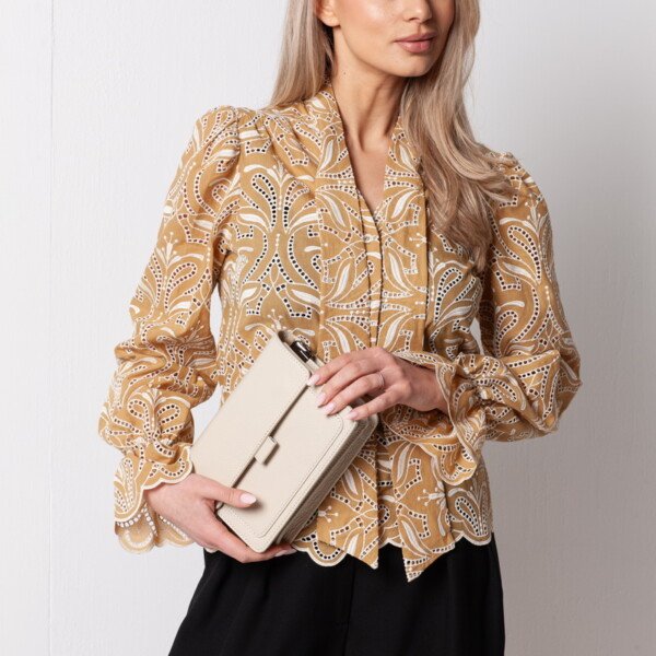 nedidelė smėlio spalvos odinė rankinė Fiama per petį ant modelio